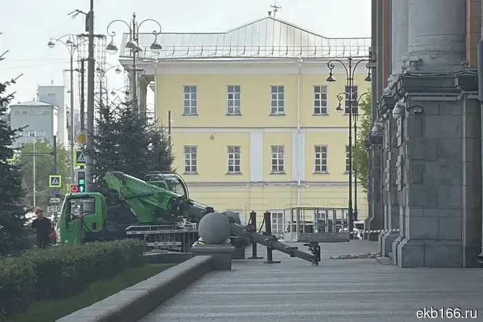 Часть фасада мэрии Екатеринбурга обрушилась — фото