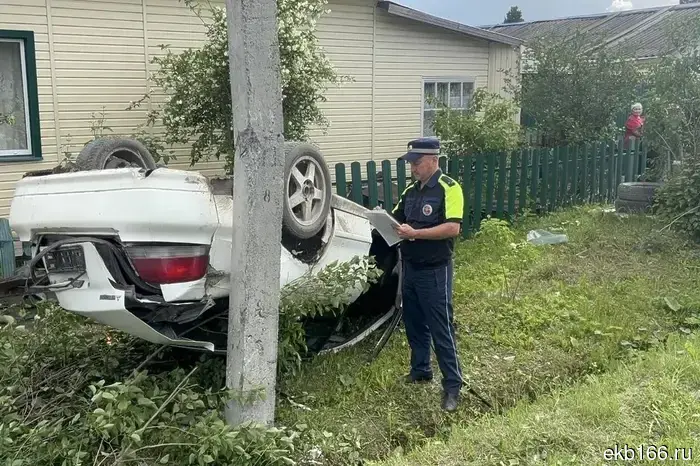 В Свердловской области водитель, не имеющий прав, стал виновником fatalного ДТП.