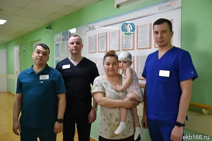 Под Екатеринбургом двухлетняя девочка упала с высоты двух этажей и впала в кому.