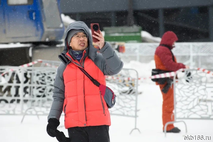 «Они снова лезут!» В Екатеринбурге проходит последний штурм ледяного городка (ФОТО)