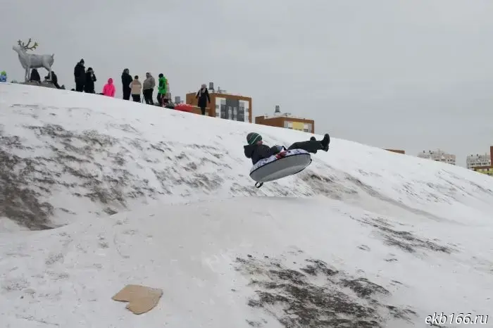 В Академическом женщину госпитализировали на «скорой» после того, как она покатилась на бублике со склона.