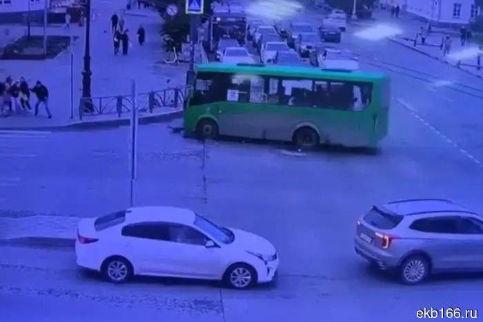 Водитель автобуса, который насмерть сбил четырех человек у храма в Екатеринбурге, пытается освободиться из СИЗО.