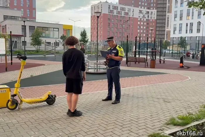 В Екатеринбурге самокатист наехал на двухлетнего малыша.