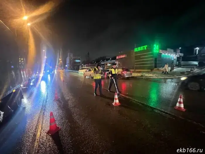 В Екатеринбурге на Восточной улице «Ниссан» насмерть сбил женщину.