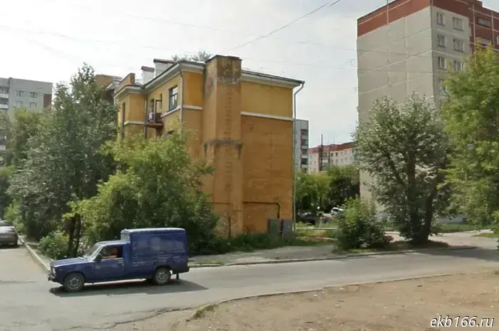 В Екатеринбурге планируют demolировать аварийное здание, выполненное в конструктивистском стиле.