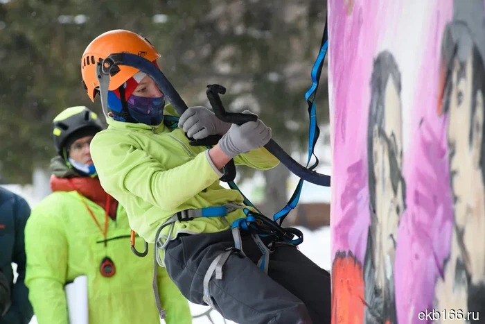 «Они снова лезут!» В Екатеринбурге проходит последний штурм ледяного городка (ФОТО)