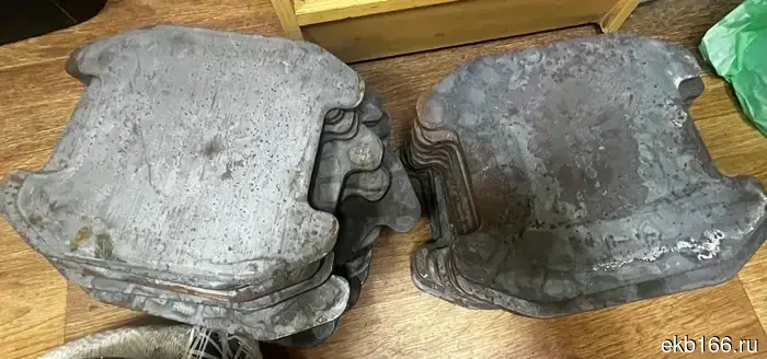 Гора запчастей для грузовых вагонов «прилипла» к рукам работника железной дороги в Свердловской области. ФОТО