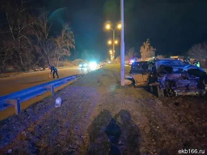 Погиб в результате аварии: молодой человек из Екатеринбурга, не имея водительских прав, сел за руль и врезался в столб.