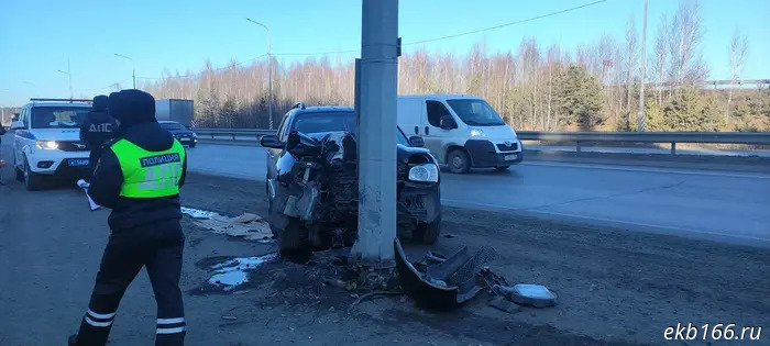 An elderly couple in a Hyundai crashed into a pole on the road to Verkhneye Dubrovo (PHOTO)