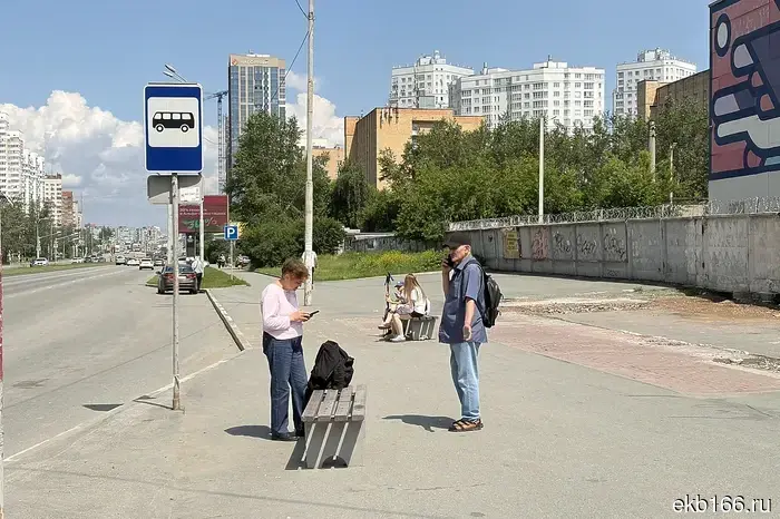 Жительница Екатеринбурга привлечет внимание властей к непропорционально узким тротуарам у остановок (ФОТО)