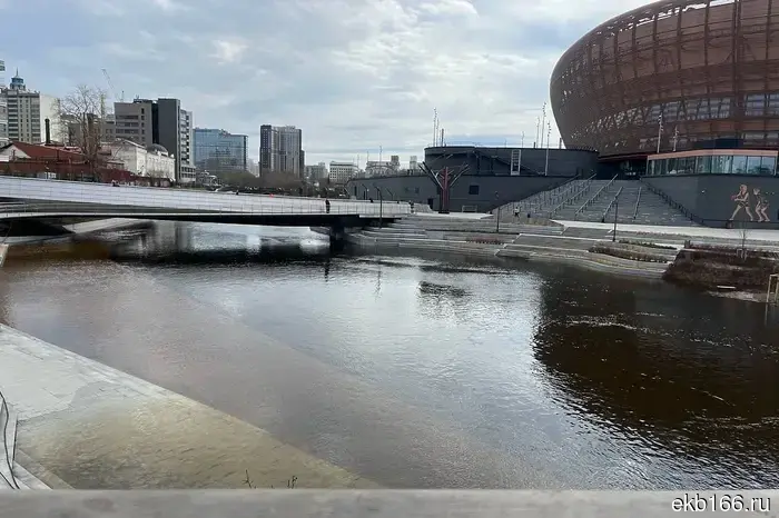 The embankment in Yekaterinburg has been flooded.