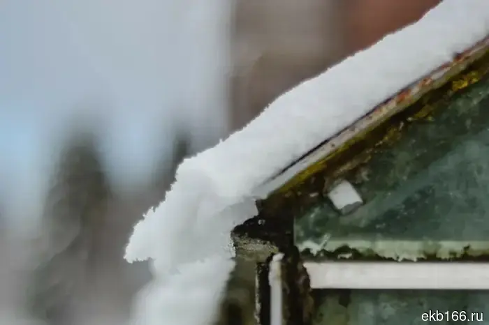 Еще одного директора управляющей компании из Свердловской области задержали из-за падения льда с крыши на коляску с ребенком.