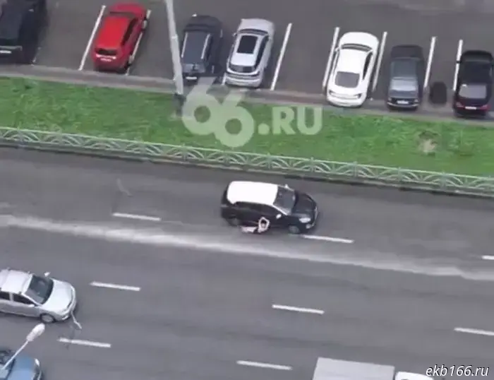 In the center of Yekaterinburg, a naked man jumps into moving cars.