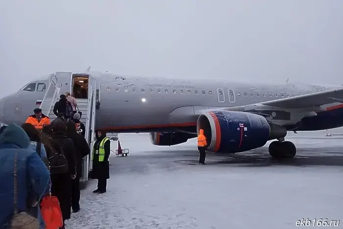 Тягач столкнулся с бизнес-джетом хоккейного клуба «Автомобилист» в аэропорту Внуково.