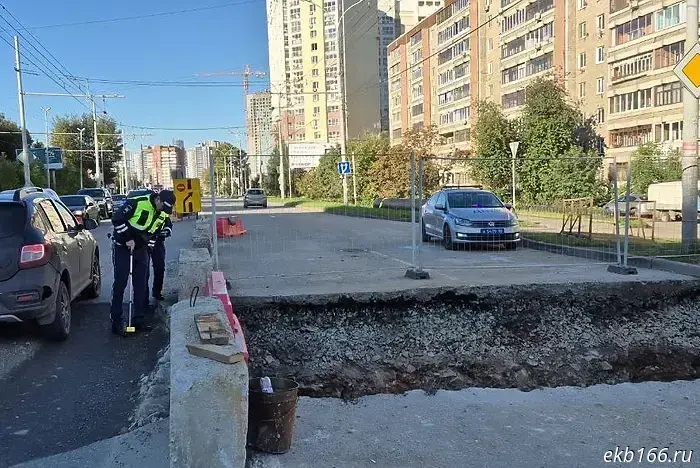 В Екатеринбурге мотоциклист погиб после того, как упал в строительную траншею.