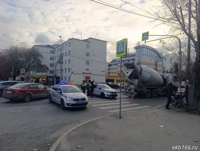 В ГИБДД сообщили о причине ДТП в Екатеринбурге, в результате которого погиб курьер.