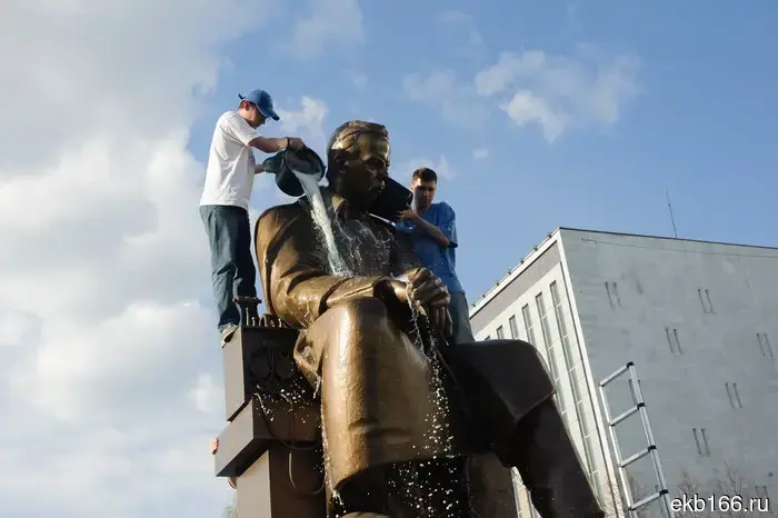 In Yekaterinburg, the monument to Alexander Popov was washed.