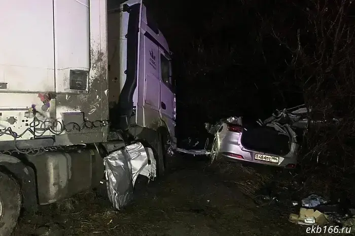 Entire family killed: a crossover plowed into a truck on the highway between Yekaterinburg and Kurgan.