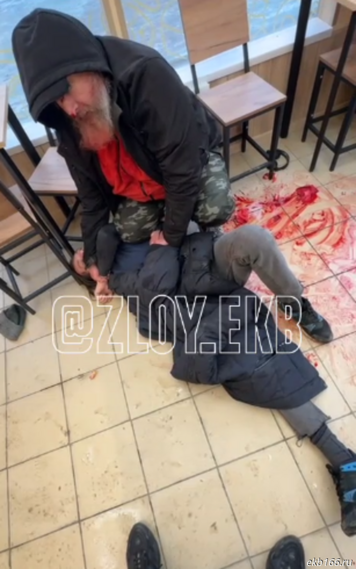 A drunk man attacked an elderly visitor at a bakery in Yekaterinburg (PHOTO)