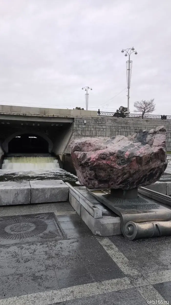 В Екатеринбурге спасают светомузыкальный фонтан на Плотинке от паводковых вод.