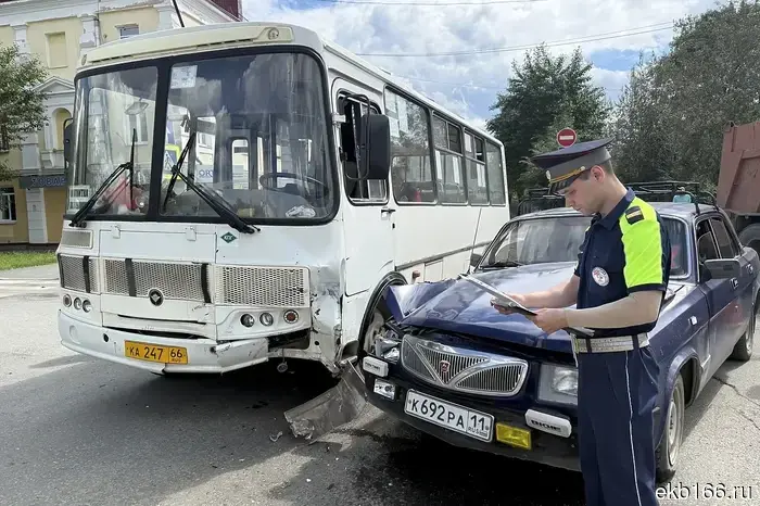 В Свердловской области автобус с людьми попал в аварию.