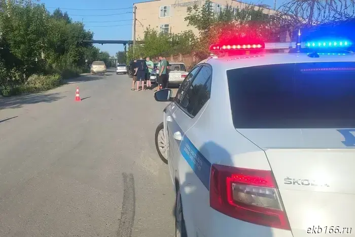 В окрестностях Екатеринбурга легковой автомобиль насмерть сбил подростка, катавшегося на питбайке.