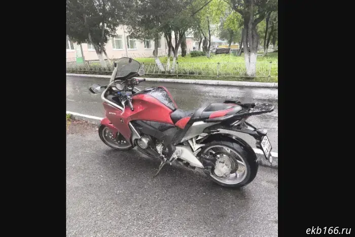 The motorcyclist suffered severe injuries in a traffic accident in Yekaterinburg.
