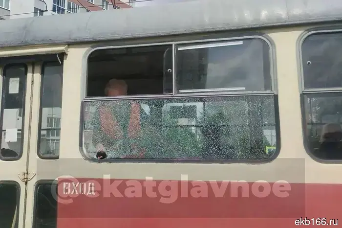 В Екатеринбурге трамвай с пассажирами подвергся обстрелу.