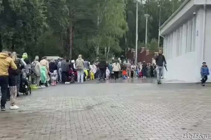 Hundreds of Sverdlovsk residents lined up in a huge queue in heavy rain.