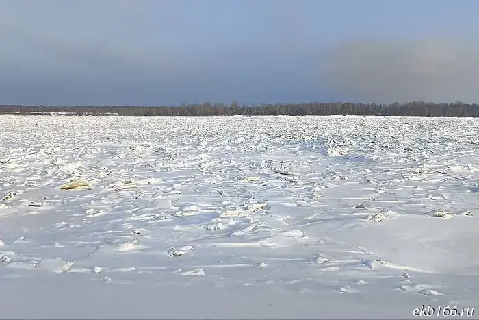«Спасли одного». Снегоход с двумя пассажирами ушел под лед в Свердловской области.