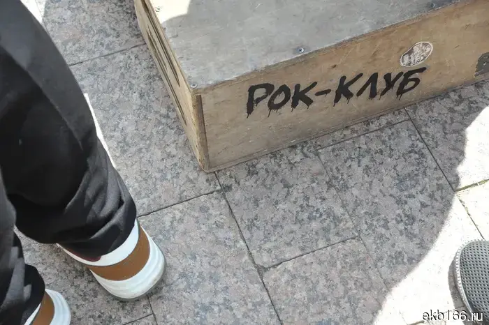 В Екатеринбурге установили первый в России памятник Алексею Балабанову.