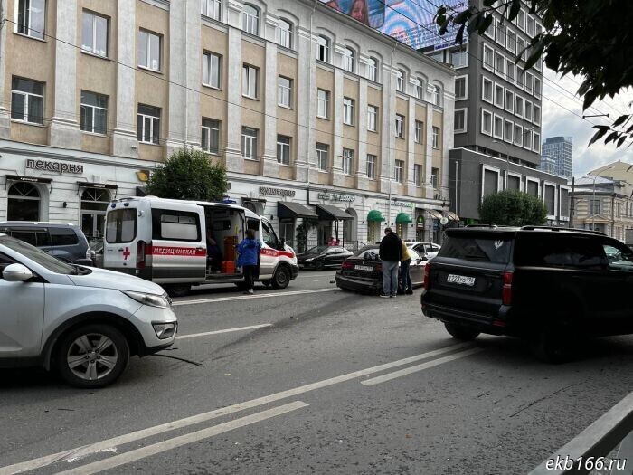 В центре Екатеринбурга движение оказалось парализовано из-за массового ДТП с участием автомобилей класса люкс (ФОТО)