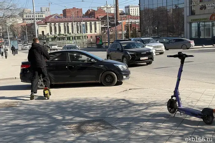 Семья из Свердловской области требует миллион рублей с 16-летнего подростка на самокате за причинение вреда их ребенку.