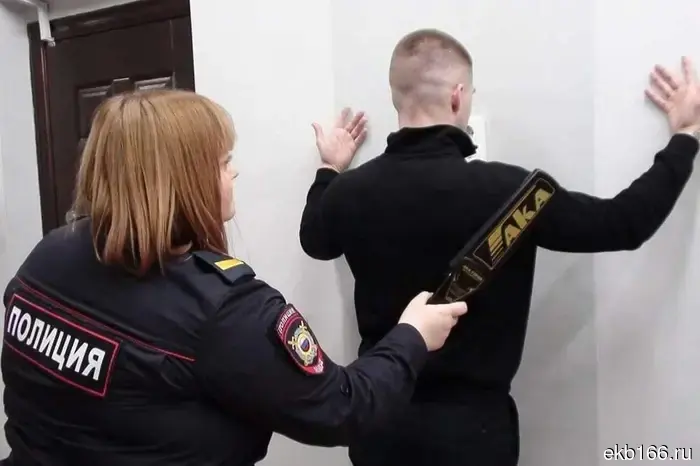 В Екатеринбурге был задержан 22-летний курьер мошеннической группы, который украл 6 миллионов у учителя физкультуры.