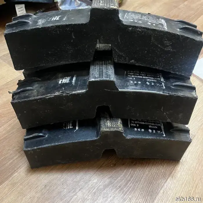 Гора комплектующих для грузовых вагонов "прилипла" к рукам работника железной дороги в Свердловской области. ФОТО