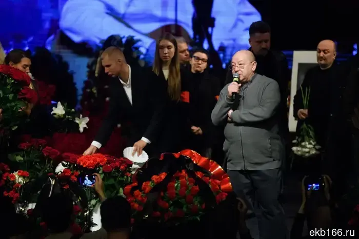 At the farewell to Gorenburg, former governor Yevgeny Kuivashev was noticed.