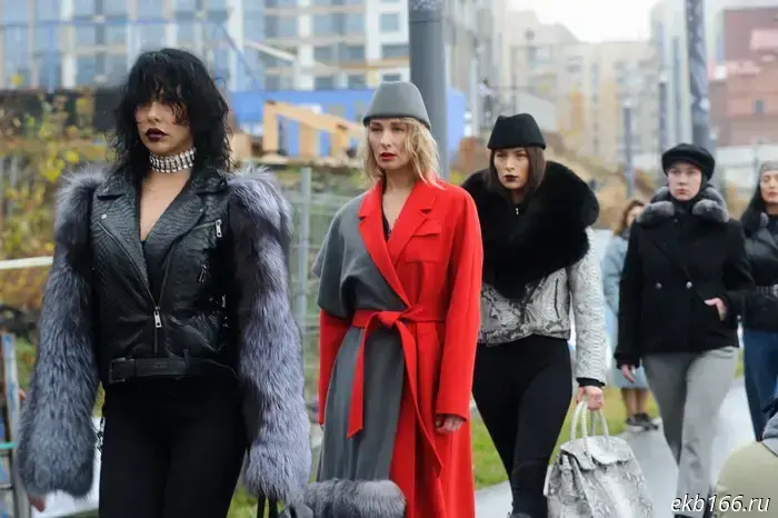 In the center of Yekaterinburg, girls suddenly turned a pier into a runway.