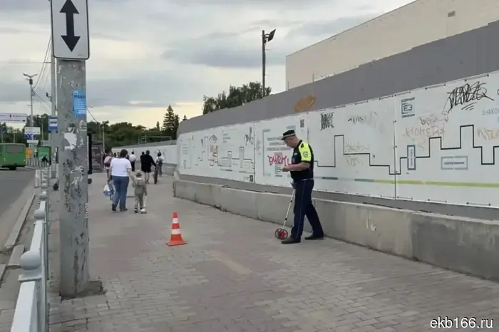 В Екатеринбурге два человека на самокатах столкнулись возле цирка.