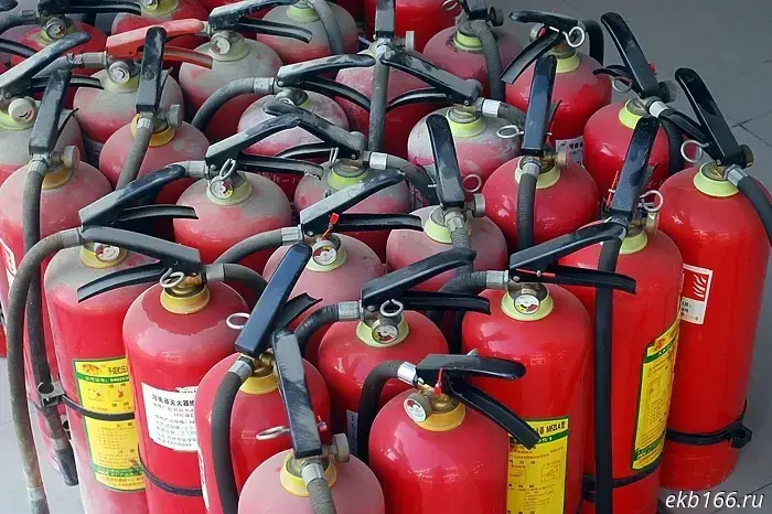 A Sverdlovsk district police officer argued with his neighbor and sprayed her in the face with a fire extinguisher.
