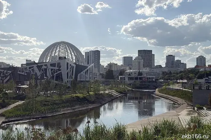 Подростки-руферы поднялись на купол цирка в Екатеринбурге.