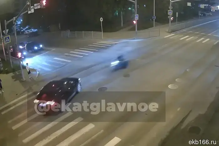 В Екатеринбурге молодая женщина на мотоцикле на высокой скорости врезалась в кроссовер.