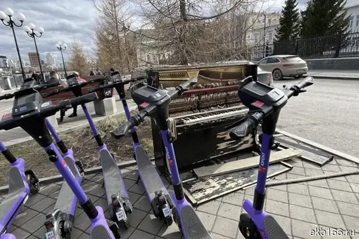 Electric scooters have returned to the streets of Yekaterinburg.