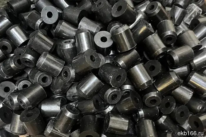 A mountain of spare parts for freight cars has "stuck" to the hands of a railway worker in the Sverdlovsk region. PHOTO