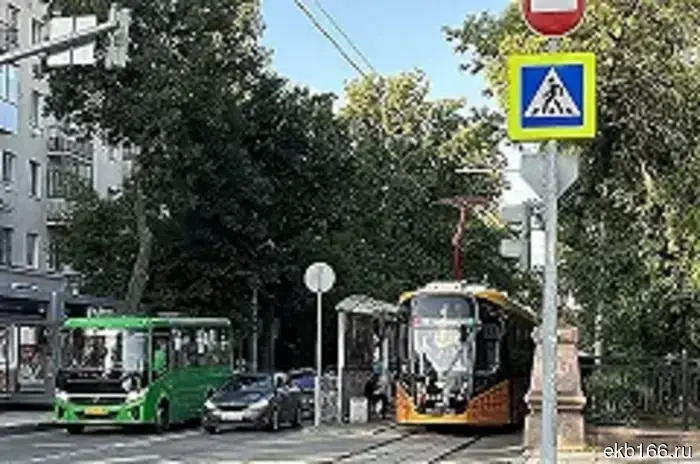 A new tram derailed in Yekaterinburg.