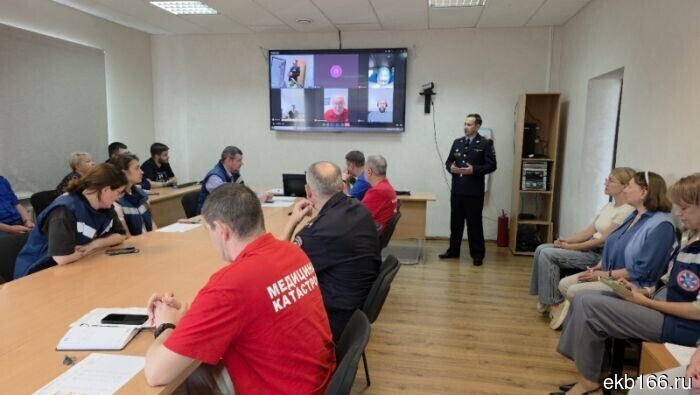 Employees of the Disaster Medicine Center received departmental awards from the traffic police in Yekaterinburg (PHOTO)
