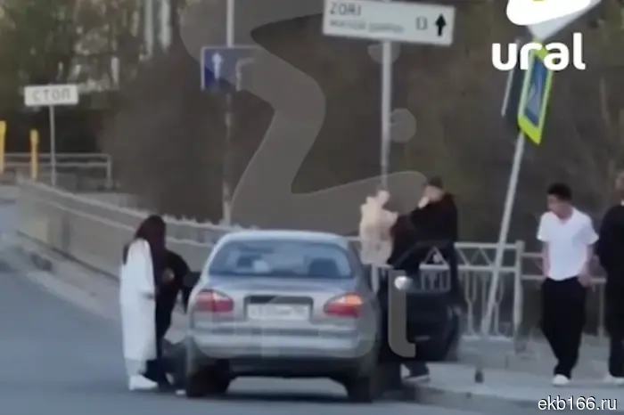 Пьяная жительница Екатеринбурга чуть не наехала на пешеходов, снесла дорожный знак и отправилась отдыхать в парк.