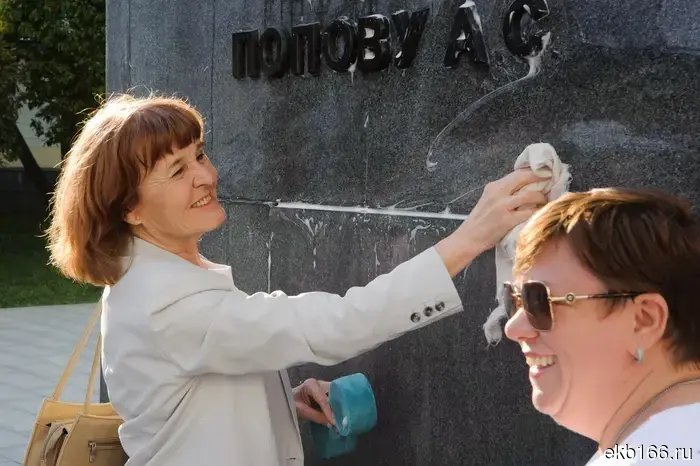 In Yekaterinburg, the monument to Alexander Popov was washed.