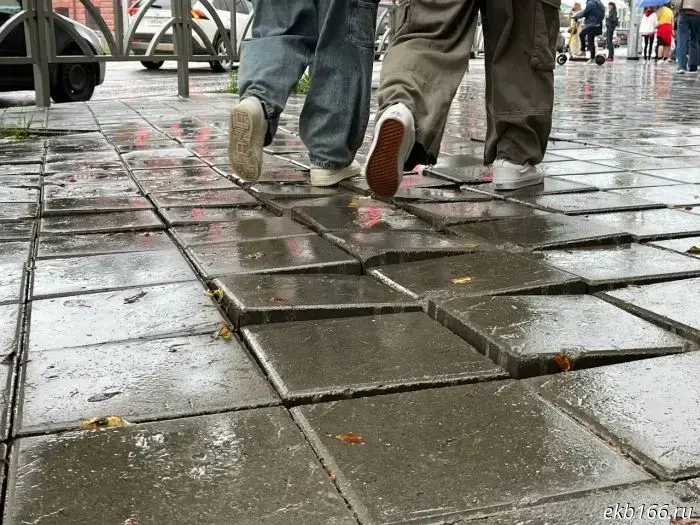 They started replacing the tiles again on Malysheva.