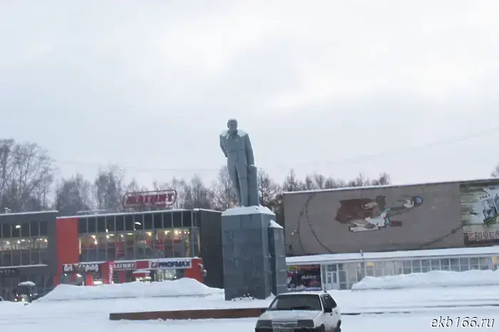 В Ревде был установлен восстановленный памятник Ленину.