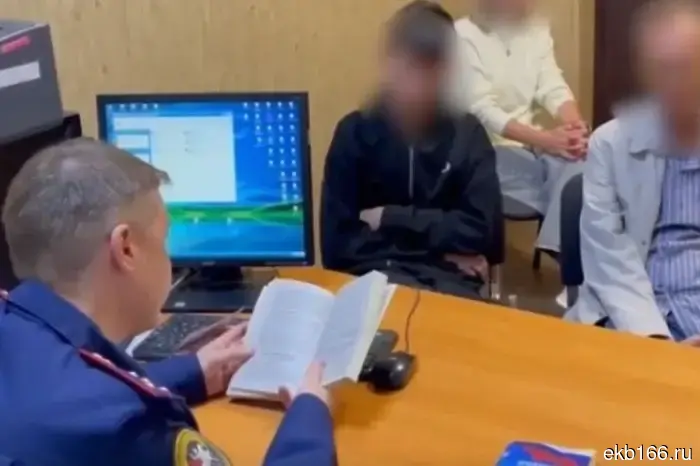 Пять молодых людей из Красноуральска в возрасте от 16 до 18 лет были осуждены за поджоги, совершенные по заданию Украины.